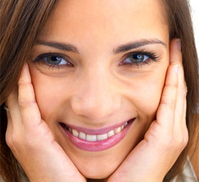 割双眼皮手术恢复时间是多久呢?生活中美丽水灵灵的大眼睛让很多人过目不忘,因此很多求美者希望自身也能拥有美丽滴水的大眼睛,但是很多上班族十分担心割双眼皮手术恢复时间是多久的问题,今天我就跟随黄寺外科美容杜太超专家详细的解答一下吧!