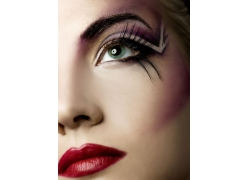 隆胸假体放那个位置好